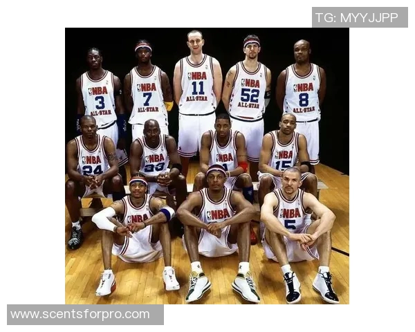 足球明星与乔丹亲密合影展现体育界传奇交汇的精彩瞬间