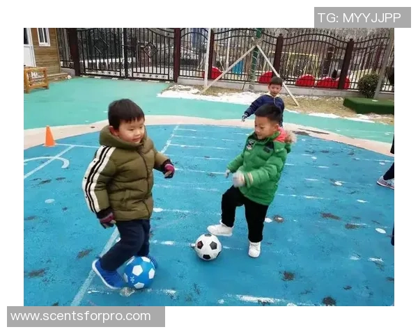 足球明星驾驭踩球车的精彩瞬间与独特风采展示